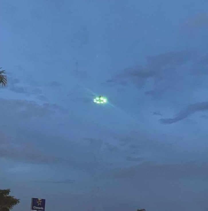 ness_official_'s tweet photo. USUARIO DE #TWITTER CAPTO EN #MERIDA #YUCATAN AYER 25/10/2022 A LAS 8 DE LA NOCHE EN EL ESTACIONAMIENTO DE #CINEPOLIS UN #OVNI LUMINOSO CIRCULAR TIPO ARO AQUI DIFERENTES IMAGENES DEL #UFO #UAPS #StrangeSigns #StrangeLights #TercerMilenio #NoHumano #JaimeMaussan https://t.co/4XUA6xiweC
