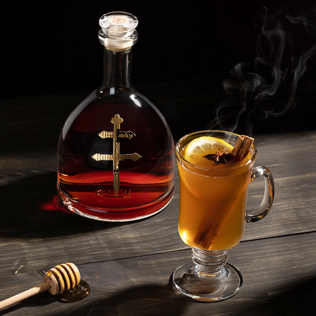 DusseCognac's tweet photo. Tis' the season with this #DUSSE twist on the hot toddy:

2 oz D'USSÉ VSOP Cognac
4 oz Hot Black Tea
1 oz Honey Syrup
Steep tea in a glass mug.
Add D'USSÉ and honey syrup, then stir.

Garnish with lemon and cinnamon stick. Enjoy Responsibly. https://t.co/nqNsc6M4a9