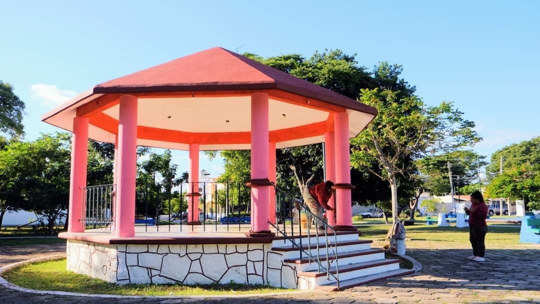 ServPublicosBj's tweet photo. Sabemos que los retos en nuestra ciudad son grandes pero con la corresponsabilidad y el compromiso de todas y todos, lo estamos logrando 💪
Las #BrigadasPorCancún realizan pintura 🎨 general en parque central de la 📍 #SM31.
#CancúnNosUne https://t.co/8yrzxQatqh