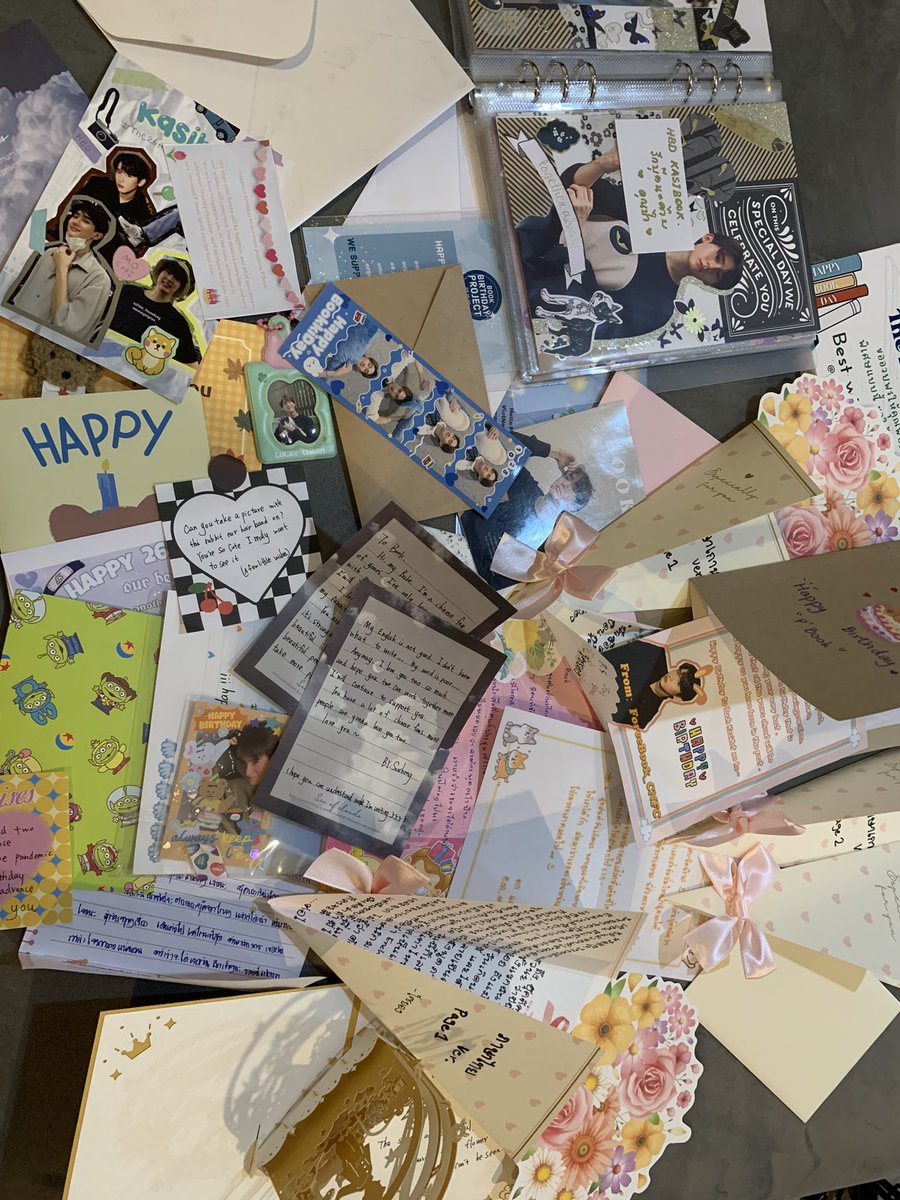 kasibook's tweet photo. ขอบคุณทุกคำอวยพรและของขวัญทุกชิ้นเลยนะค้าบบบบบบบ 🥰🥰🥰 
#ชาวบรรณา เลิฟๆๆ https://t.co/cScNUhSbVU