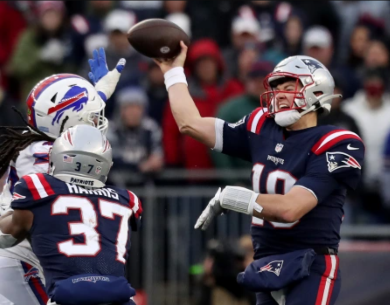 NFL_DovKleiman's tweet photo. Over his last 6 starts, #Patriots QB Mac Jones has a record of 1-5 with 9 INTs thrown to only 5 TD passes.

He has 6 INTs to 2 TDs on the season. https://t.co/FHO51B4WMr