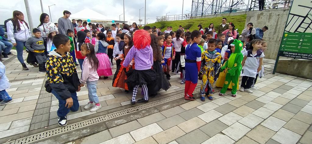 CVPBogota's tweet photo. #AEstaHora 📣 👻 Desde el #SectorHabitat 🏠 @CVPBogota se encuentra con @IDRD, @BibloRedBogota y @SeguridadBOG celebrando el día de los niños en Illimaní Ciudad Bolívar! 
Las actividades de #ParticipaciónCiudadana 🧒hacen parte el modelo social "Nuevos Afectos Nuevos Territorios" https://t.co/L1b4Ajhq9E