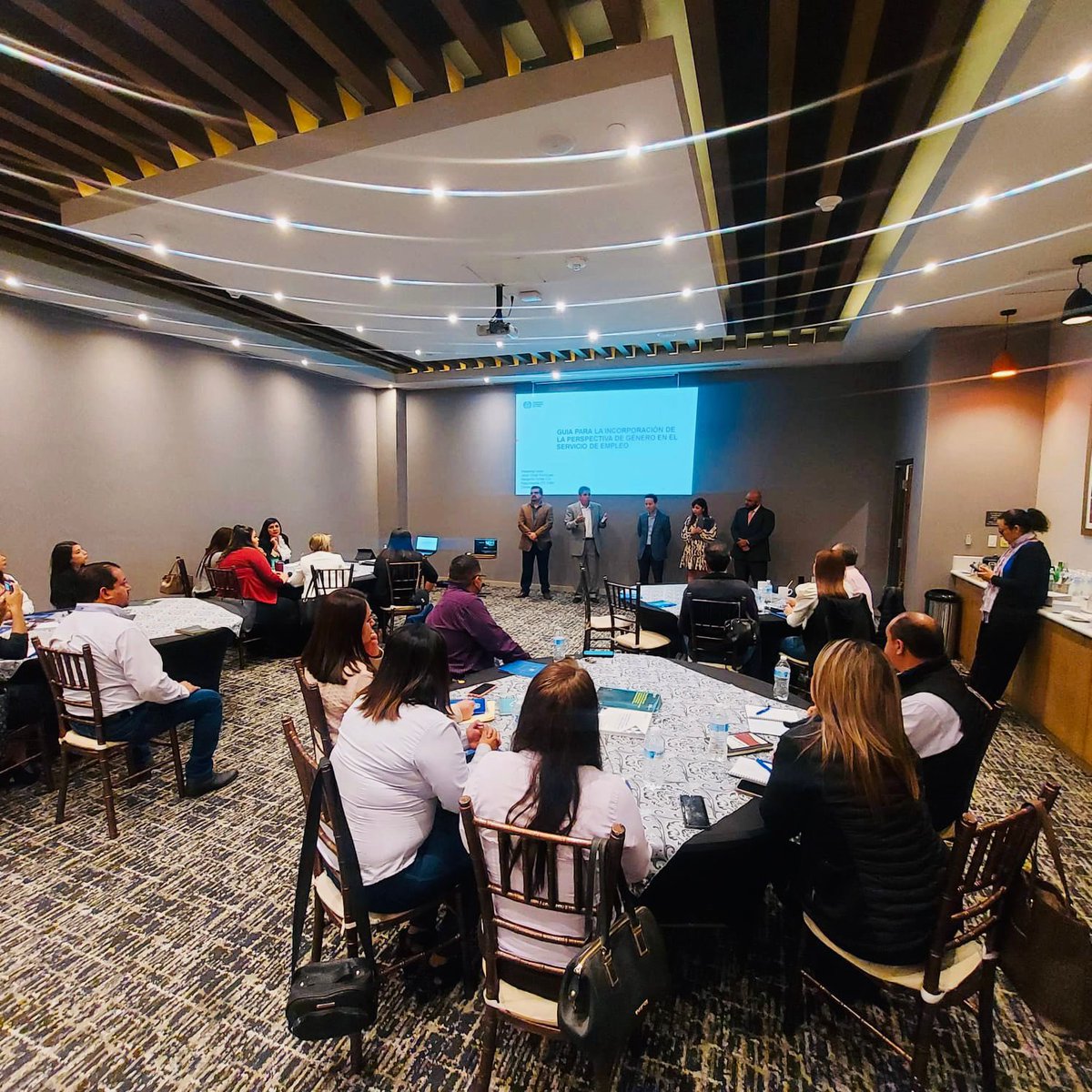 OITMexico's tweet image. Hoy validamos el documento guía para incorporar la perspectiva de #género en #Coahuila.
Felicitamos a @SETRA_COAH y al Sistema Nacional de Empleo por su invaluable esfuerzo por mejorar la atención a las personas en la búsqueda de empleo.