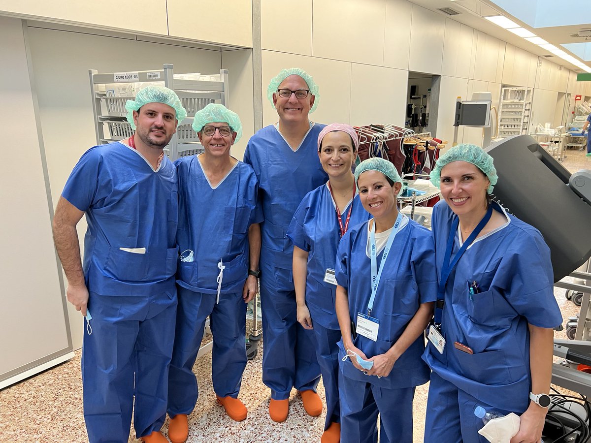 Delighted to host in our center @hbellvitge and participate in live surgery of the #ERUS22 congress. Today robotic BMG ureteroplasty by @mdstifelman and ureteral reimplantation in a kidney transplant patient by @FrancescVigues. Nice cases!