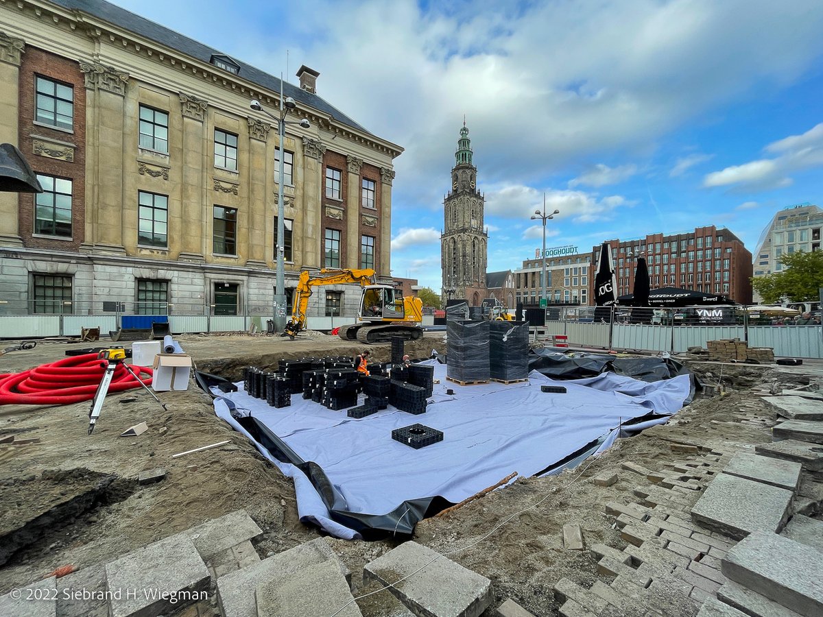 Siebrand's tweet photo. Ondergronds wateropvangsysteem voor een grote plataanboom https://t.co/KWbCTaKJDE #Groningen #GroteMarkt https://t.co/uHyj4DVKMX