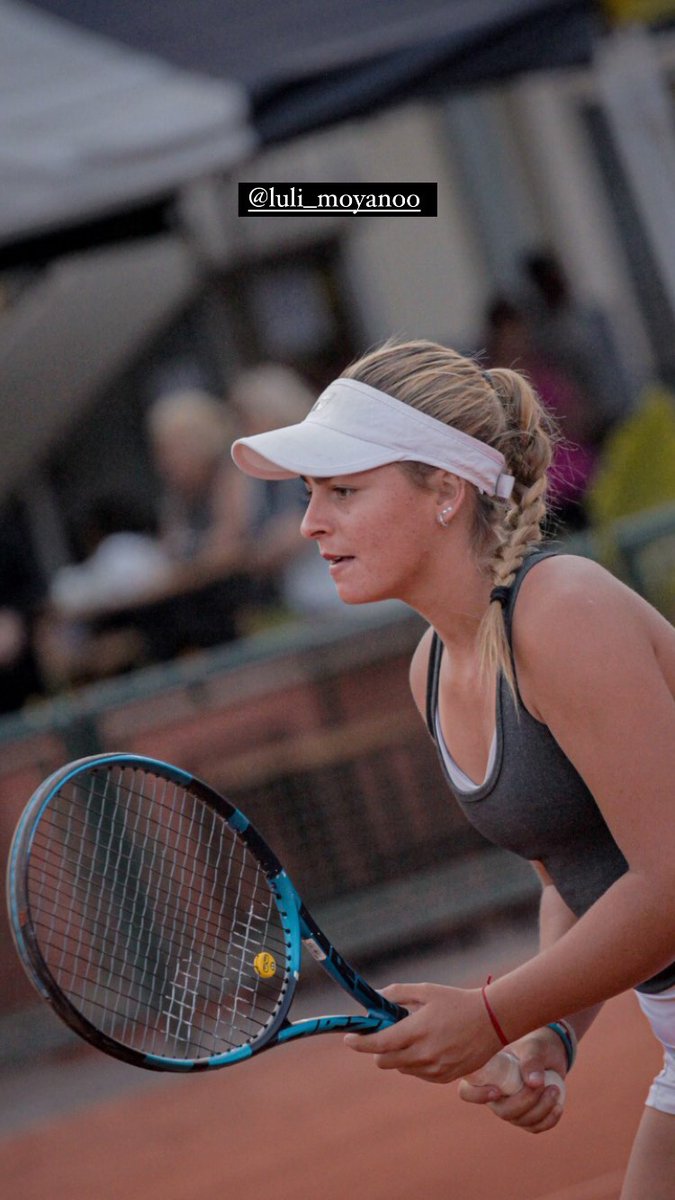 Séptima victoria consecutiva para la cordobesa Luciana Moyano (2005), flamante top 15° mundial, en el ITF J2 (Sub 18) de Neuquén. Triunfo por 6/3 6/0 y pasaje a Cuartos de Final.
¡Felicitaciones y éxitos <a href="/LMoyano27/">luli_moyano27</a>!

📸 <a href="/om_visuals/">omar erre</a>