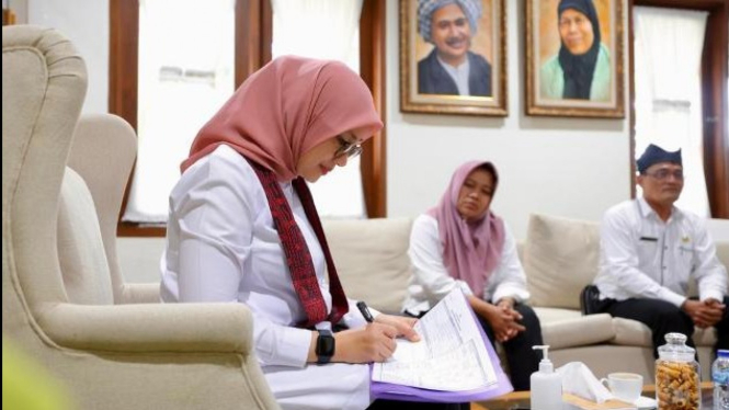 VIVAcoid's tweet photo. Bupati Banyuwangi Didatangi Petugas Regsosek: Mari Kita Dukung https://t.co/ogAxEyvyli https://t.co/JE9v8JePqc