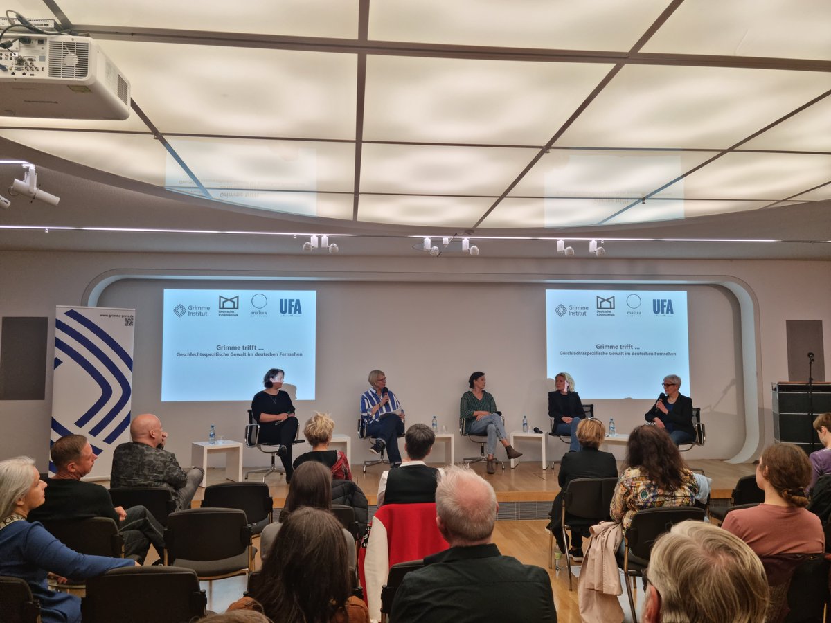 malisastiftung's tweet photo. „Es ist wichtig, sich während des Schaffungsprozesses zu hinterfragen: Warum erzähle ich Gewalt, wie erzähle ich sie, ist es notwendig, sie so zu erzählen?" Karin Heisecke bei „Geschlechtsspezifische Gewalt im dt. Fernsehen“ von @grimme_institut, @ufa_production, @malisastiftung https://t.co/rpg25N41fC