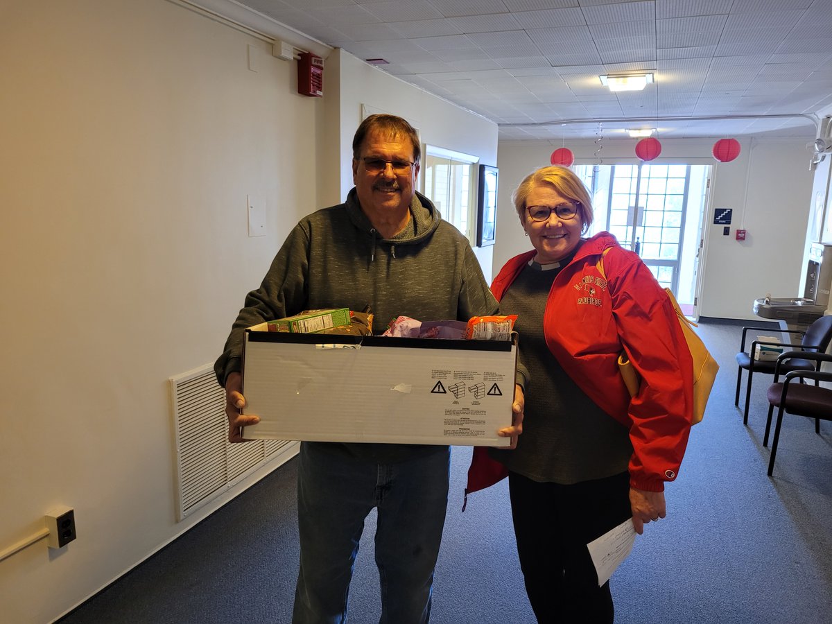 Doris Groves of School Street Pantry stopped by to pick up our box! The Pantry provides food and supplies to currently-enrolled college &amp; trade school students in the Blo-No area experiencing food insecurity. Link to more info -> bit.ly/3W6PxnO #illinoisstateuniversity