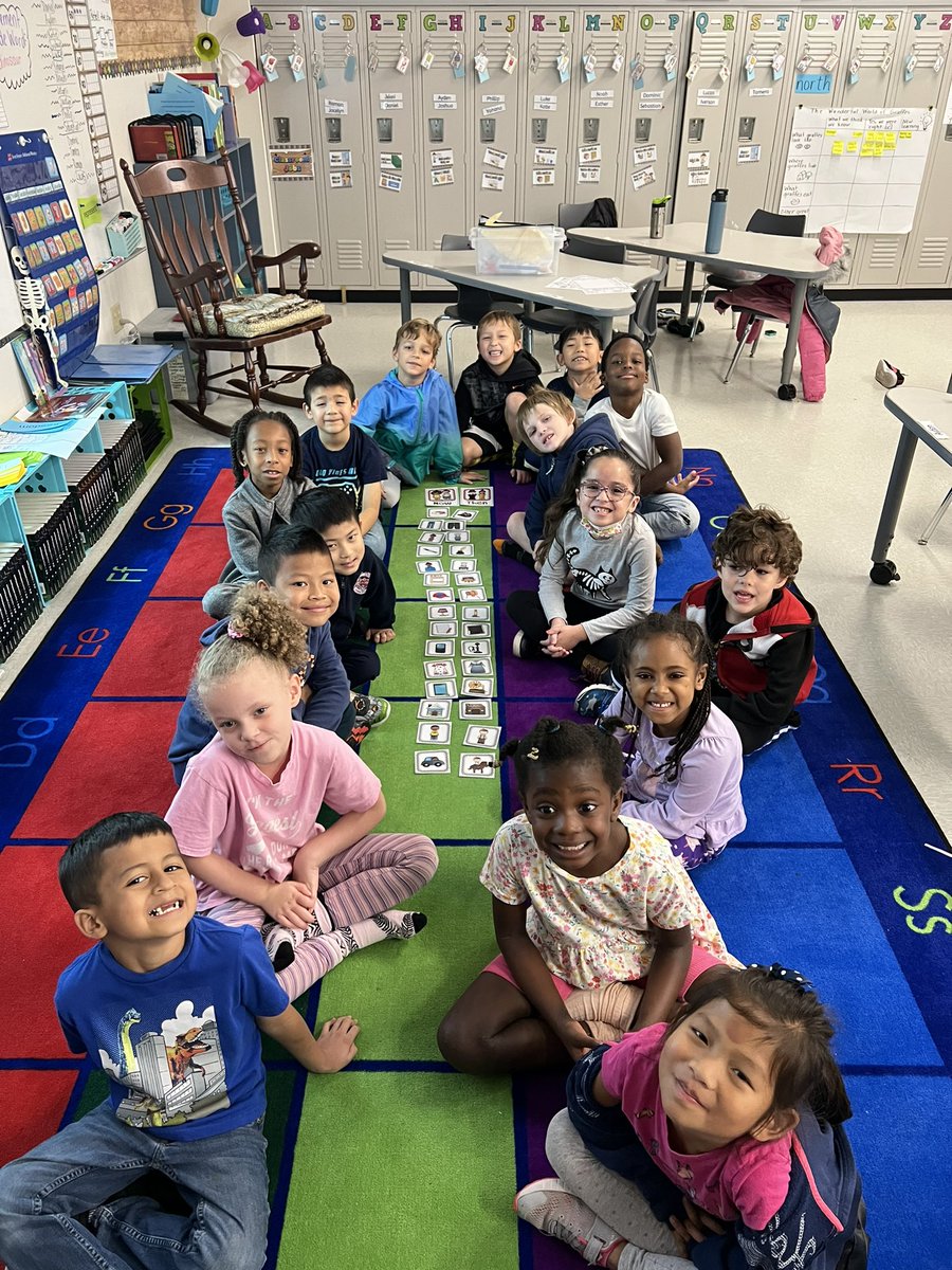 MrsSandyAbney's tweet photo. Learning about things we used in the past and present! Class sorting with a great discussion about how things have changed. @ParkwayES https://t.co/cgV0seUcVF