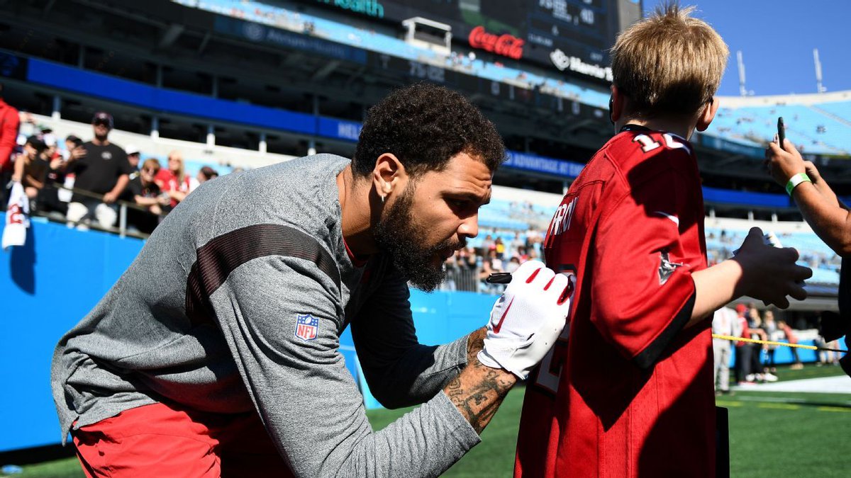 A postgame interaction between two game officials and Tampa Bay Buccaneers receiver Mike Evans did... mymapsof.com/nfl-refs-weren…