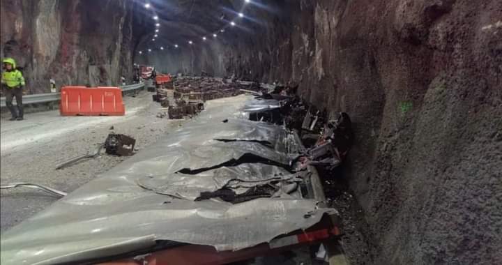 ColombiaVozAVoz's tweet photo. #Atención
A esta hora se encuentra cerrada la #vía #Bogotá #Villavicencio en sector del #Tunel #QuebradaBlanca donde una #Tractomula cargada con #cerveza #colisiona. El conductor es atendido por organismos de socorro. #NoticiaEnDesarrollo https://t.co/gVYdnLuyt7