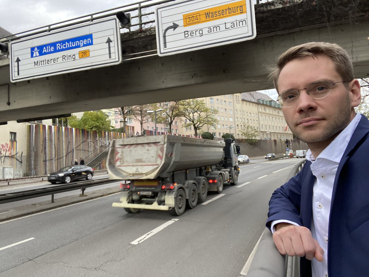 Warum heute #München ein Teil-#Dieselfahrverbot beschließen musste? Weil sich die Söder-Regierung jahrelang aus ihrer Verantwortung für saubere Luft gestohlen hat. 2021 hat sie die Zuständigkeit für Luftreinhaltepläne auf Städte mit über 100.000 EW abgeschoben. (1/6)