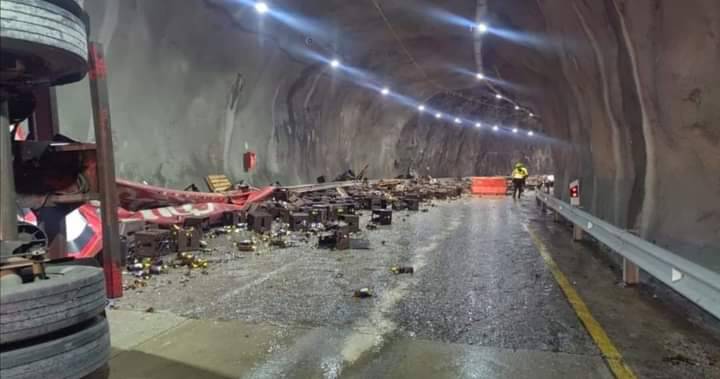 miboyaca_co's tweet photo. #Atención
A esta hora se encuentra cerrada la #vía #Bogotá #Villavicencio en sector del #Tunel #QuebradaBlanca donde una #Tractomula cargada con #cerveza #colisiona. El conductor es atendido por organismos de socorro. #NoticiaEnDesarrollo 📝 voz a voz Colombia https://t.co/v8QcHdB31G
