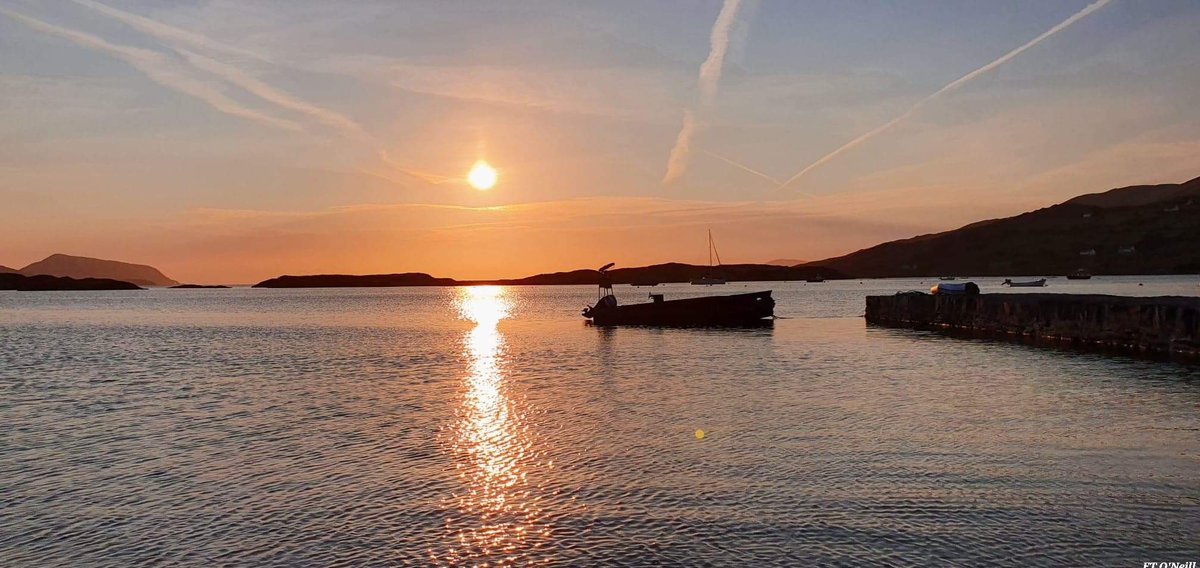 Eileenton's tweet photo. Keepsake..

Most days I yearn to be there again
Back to a place that stole my heart
I long to walk along the waters edge
To feel the hug of evening's warmth
As the sun sets upon Atlantic waves 
True love embraces nature's beauty.
#MypoetryEileen2022 https://t.co/SxepiryUyq
