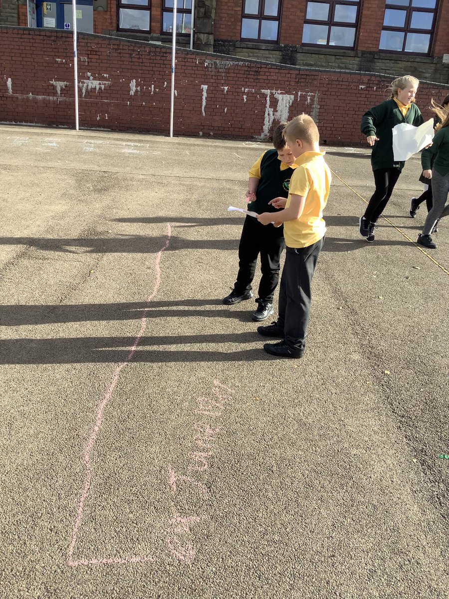 Dysgu tu allan- dyma Bl.6 yn creu llinellau amser a “cherdded” trwy fywyd un arweinydd arbennig gan esbonio i’w ffrindiau beth ddigwyddodd a phryd. Yr.6 walked each other through their inspirational leader’s life on a timeline. Da iawn chi!! 👍🏼👏🏻