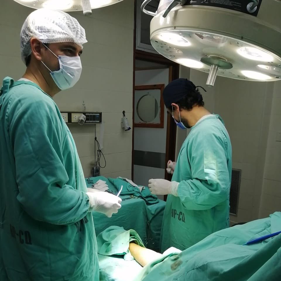 CooperacionArg's tweet photo. Proyecto #FOAR de cooperación bilateral con 🇵🇾 sobre prevención y atención del paciente renal: se están entrenando las y los cirujanos de Paraguay en la en la confección de accesos vasculares para realizar tratamientos de diálisis en el Hospital Perrando de Chaco. https://t.co/8RaOmaxZ8q