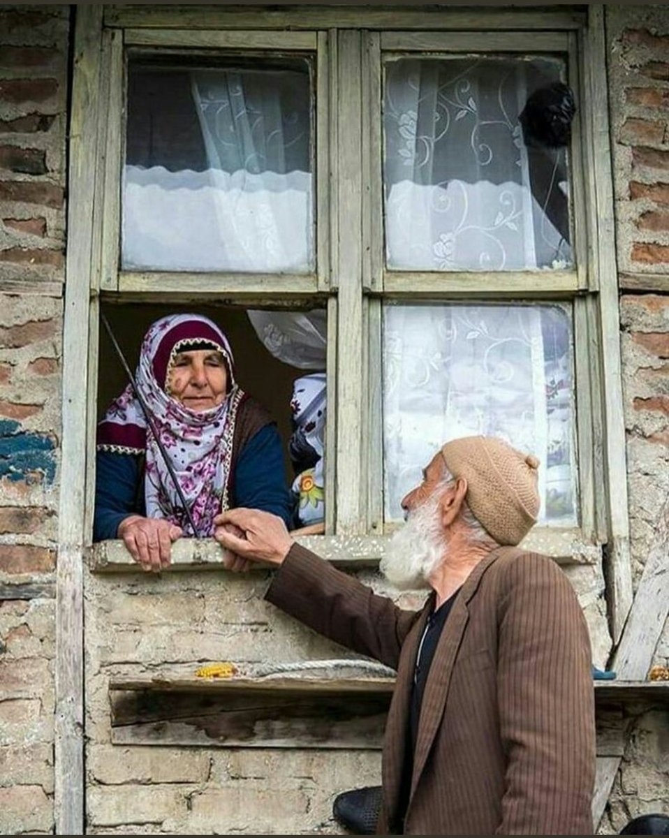 NNn64445999's tweet photo. #Bakele
"Şehre indiği her sefer kalın kalın kitaplar getirip
“Bakele” derdi,
“Al. Oku sen.
İşlere ben bakarım.”
Bakele dedeme kocaman güler,
“Sağ ol İbrahim.” deyip gömülürdü getirdiklerinin arasına.
Okurken, suyun altına girmiş de nefesini tutuyormuş gibi gelirdi bana." https://t.co/yv47gJndST