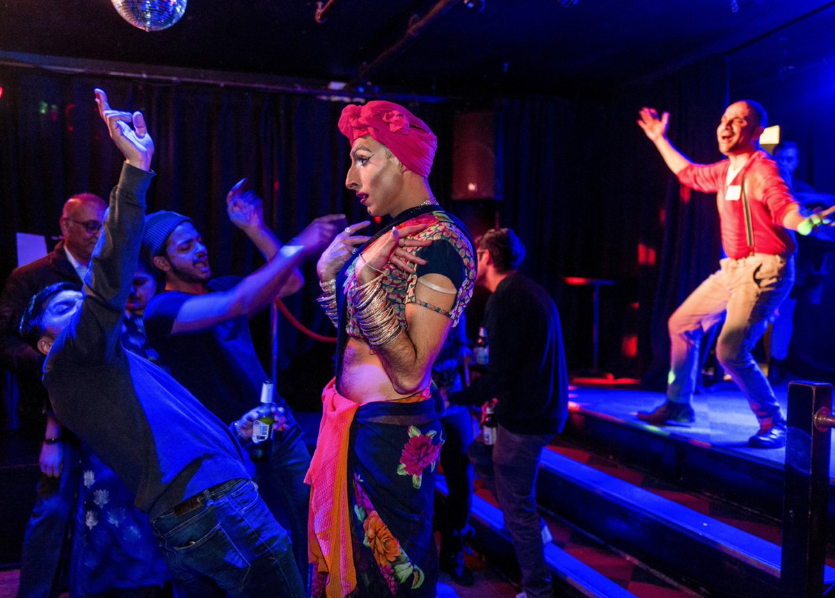 « Le jour Lal Batti est médecin à New York. La nuit il se transforme en drag-queen façon Bollywood » Le photographe @iferdous, originaire du Bangladesh, a suivi la deuxième génération d'immigrants sud-asiatiques aux États-Unis. Un récit photo du n°59. boutique.4revues.fr/revuexxi-59