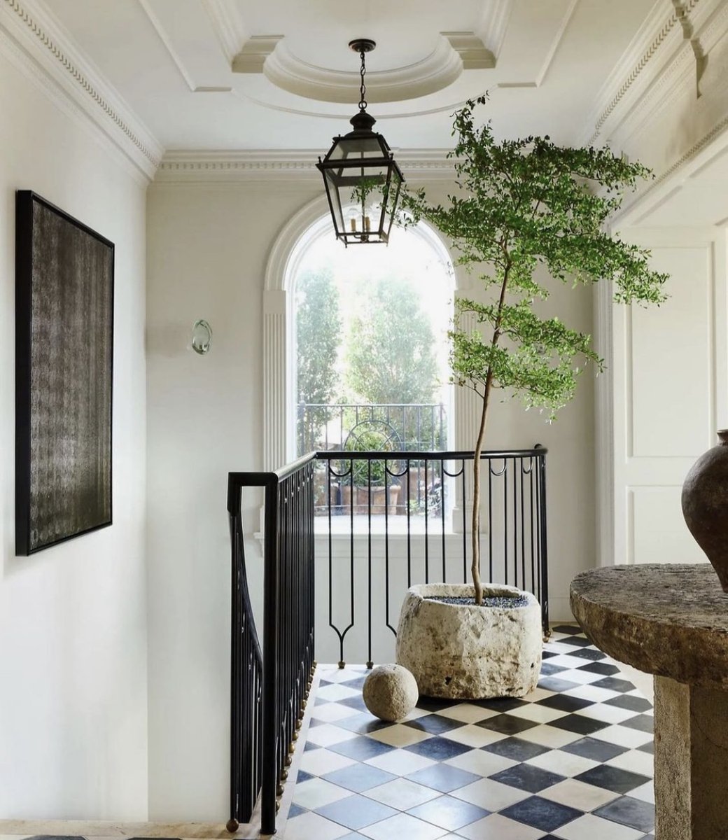 LoveTheRoom's tweet photo. From the Contemporary balusters to the checkered tile floor to the intricate crown moulding, the details in this space are perfect.
-
#LoveTheRoom📷 @sans.murs
Design: @nateberkus @jeremiahbrent
-
#LJSmith #StairExperts #StairInspiration #InteriorDesign #StairDesign https://t.co/vsgJcP6TYP