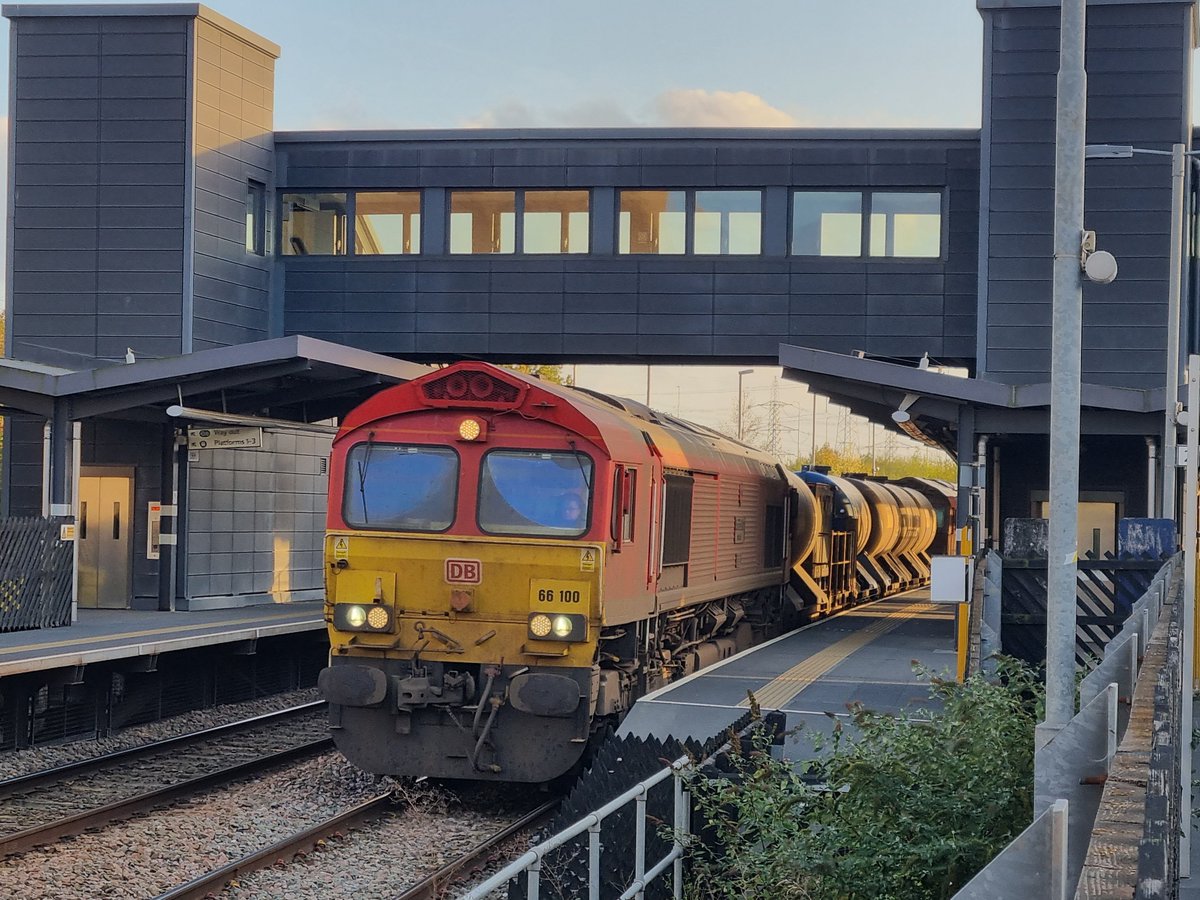 3J01 the MML RHTTwith 66100 and 66084 waits for the signal at East Midlands Parkway,26/10/22