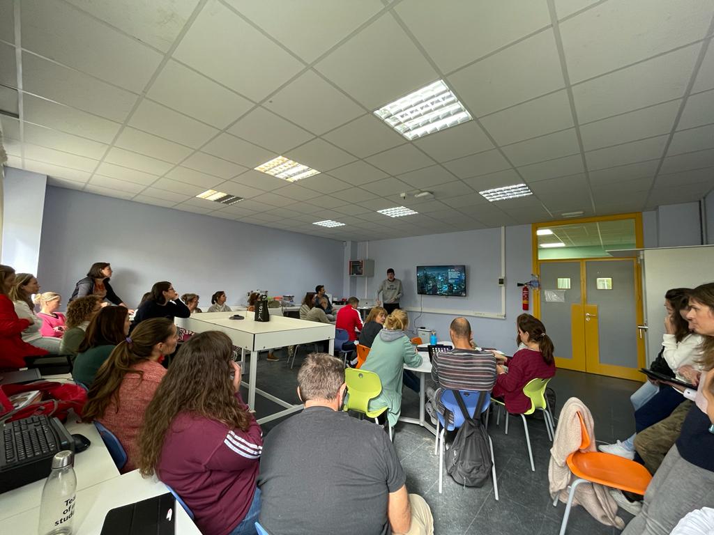 Estupenda formación #ComDigEdu con <a href="/quique_martin/">Quique Martin</a> 
Soluciones a problemas del día a día con el dispositivo y #Educamadrid