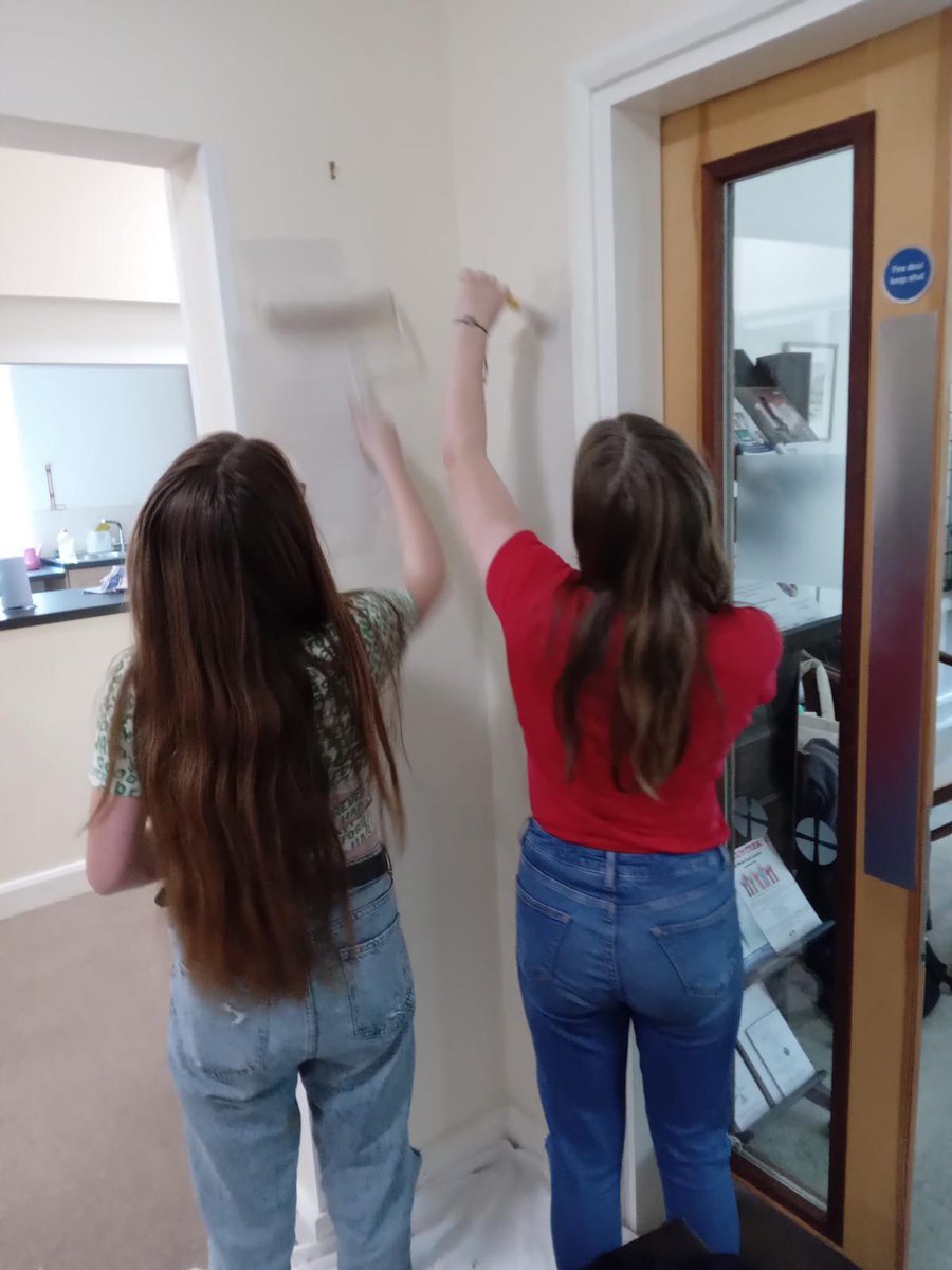 ymcans's tweet photo. Yesterday at the West End Centre, we helped paint to spruce up the place and made some Christmas scrunches ready to sell to raise money for the hamper campaign!🙌

#YMCA #YMCAGO @TNLComFund https://t.co/ahbjvE7Mcb
