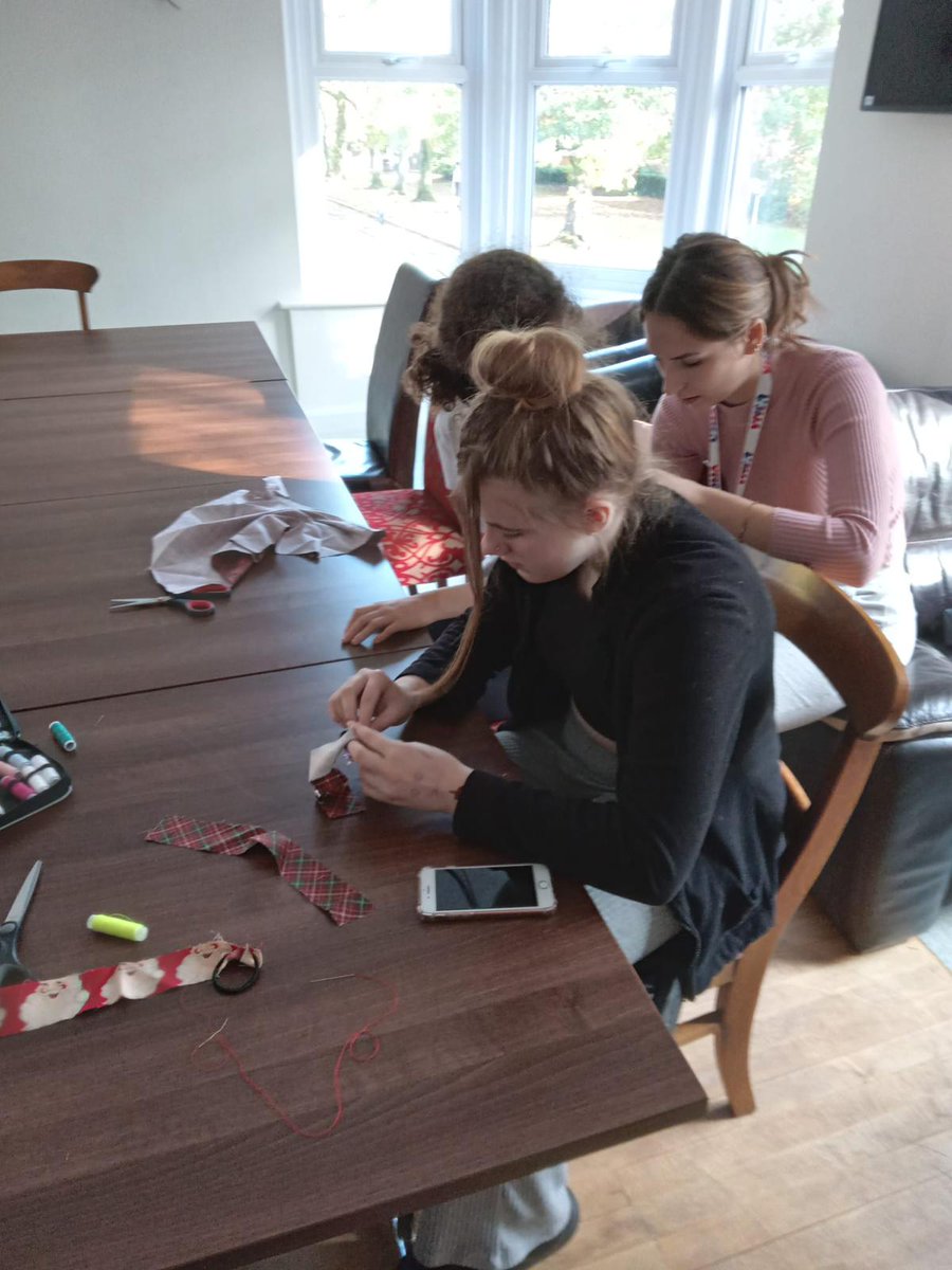 ymcans's tweet photo. Yesterday at the West End Centre, we helped paint to spruce up the place and made some Christmas scrunches ready to sell to raise money for the hamper campaign!🙌

#YMCA #YMCAGO @TNLComFund https://t.co/ahbjvE7Mcb