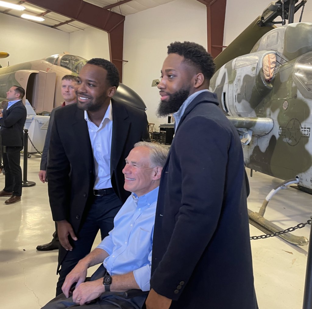RenaeEze's tweet photo. GREAT start to the day at Cavanaugh Flight Museum in Addison! Hundreds of Texans in North Texas came out to support Gov. @GregAbbott_TX for re-election! https://t.co/GjAqX767jt