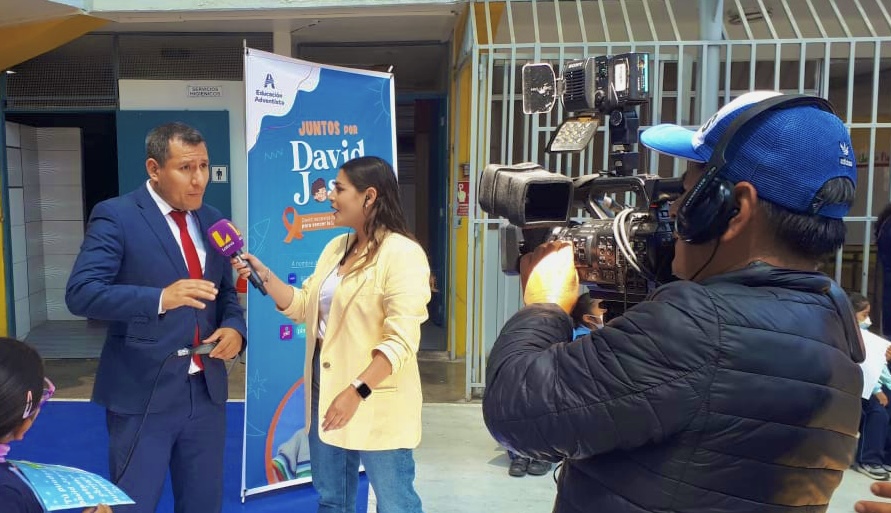 EducacionUPN's tweet photo. 📺El programa #ArribaMiGente de @Latina_pe se une a la campaña solidaria #JuntosPorDavidJosue . Llegaron a su Colegio Adventista e hicieron un llamado a sumarse a la recaudación de fondos que necesita David para viajar a España y recibir un tratamiento contra la leucemia.✨🙏🏻 https://t.co/68rXEhvL5V