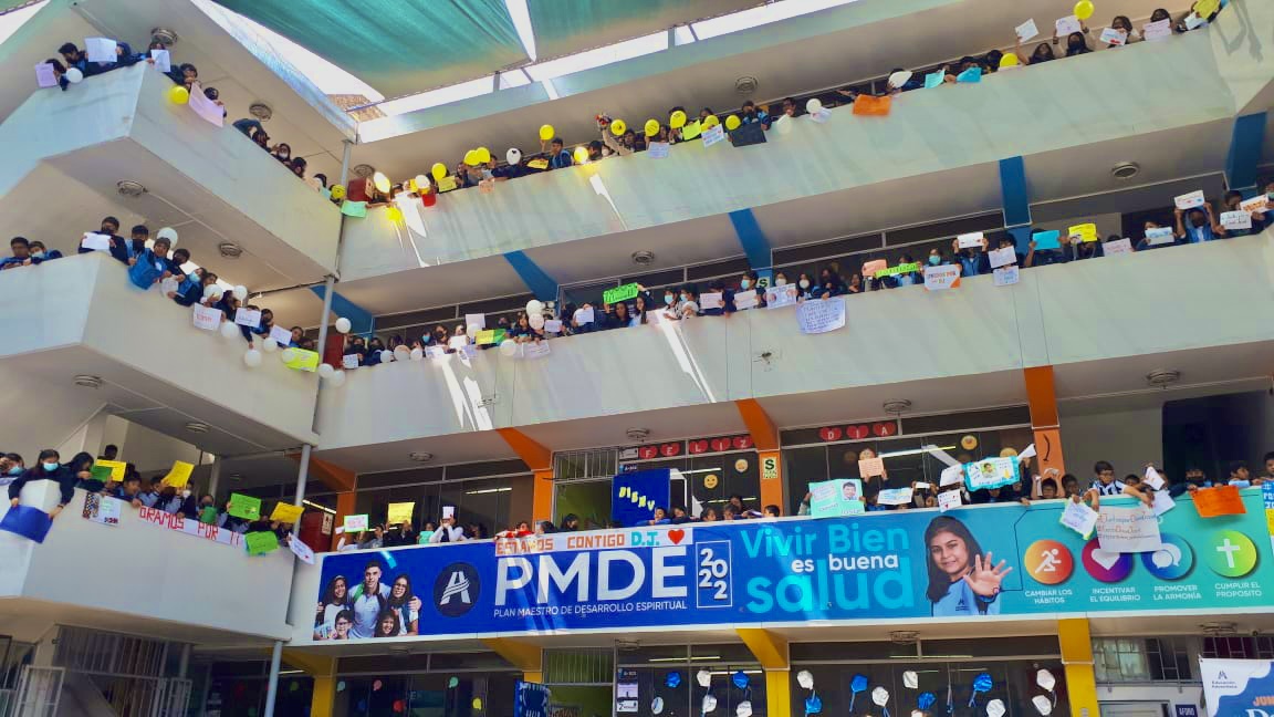 EducacionUPN's tweet photo. 📺El programa #ArribaMiGente de @Latina_pe se une a la campaña solidaria #JuntosPorDavidJosue . Llegaron a su Colegio Adventista e hicieron un llamado a sumarse a la recaudación de fondos que necesita David para viajar a España y recibir un tratamiento contra la leucemia.✨🙏🏻 https://t.co/68rXEhvL5V