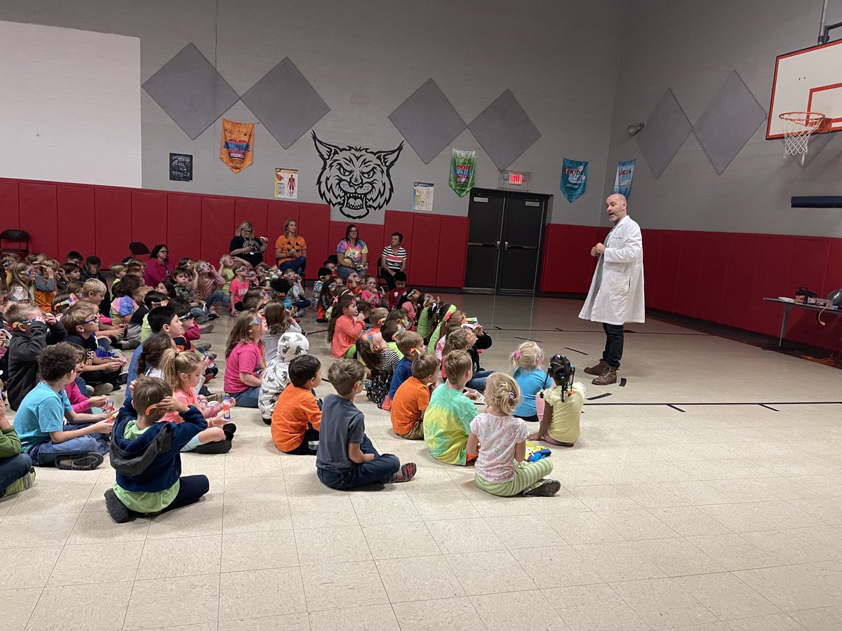 KJonesTeach's tweet photo. Great things happening at BPE today! The science here and Michelle Manning’s writing in fifth grade ELA. Loved hearing the excitement and laughter of students having fun learning! #SumnerAchieves @BethpageElement1 @co_sumner https://t.co/v8Bj4S8IN6