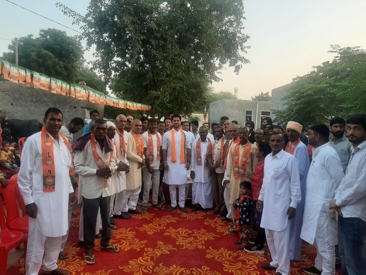 bbhavyabishnoi's tweet photo. आज बुड़ाक गाँव में संपूर्ण दाहिया परिवार, ख़ासा महाजन में समस्त ढाका परिवार और भाणा में SC वर्ग के विभिन्न समाजों ने कांग्रेस पार्टी छोड़कर @BJP4Haryana का दामन थामा। उनका भाजपा-जजपा परिवार में विनम्र स्वागत है 🙏 #Adampur #जीतेगा_आदमपुर #भव्य_आदमपुर https://t.co/tF4jKbfeZ9