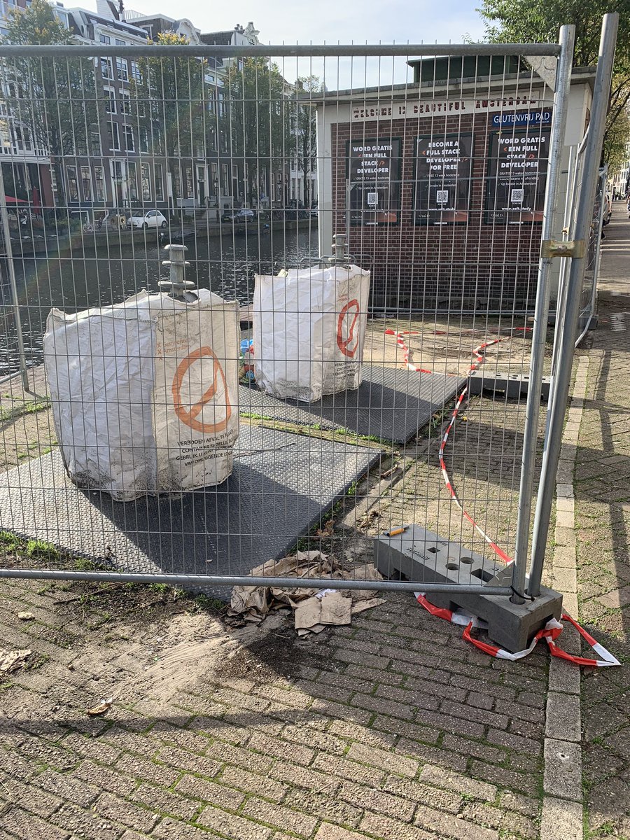 Bewoner1012's tweet photo. @webcare020 Wanneer kunnen we  de papier + glascontainers op het Singel ( thv nr 114) weer gebruiken? Walkade is inmiddels verstevigd. https://t.co/H2lO0X4oj5