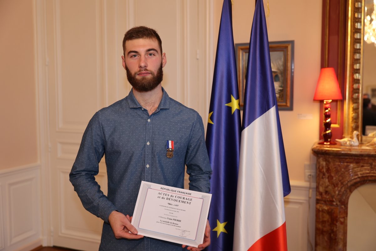 Prefet54's tweet photo. Le 10 septembre dernier, Yann PIERRE, jeune richardménilois de 22 ans, met sa vie en danger pour sauver celle d'un homme qui tentait de mettre fin à ses jours.

Il vient aujourd'hui d'être décoré par le préfet de la médaille pour acte de courage et de dévouement. Bravo à lui ! 👏 https://t.co/fpmYo84Yc3