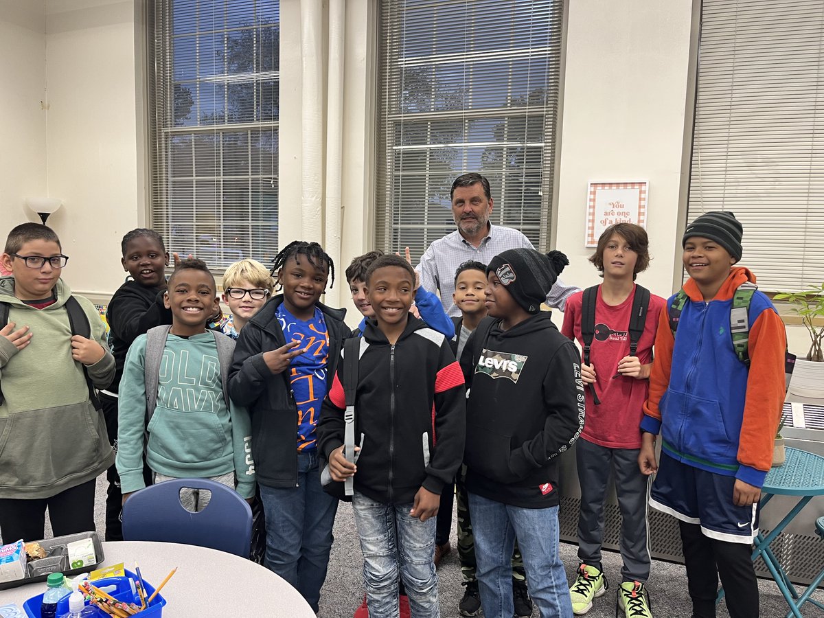 BeaumontMagnet's tweet photo. Thank you to @KCSMathematics for coming to talk to our #RealTalk group today!  Mr. Petko talked about clearing minds and starting each day with a fresh slate.   #NoPlaceLikeBMA #KCSRegion5 @csweare @BMAWindyC https://t.co/7oSJxjlMAY