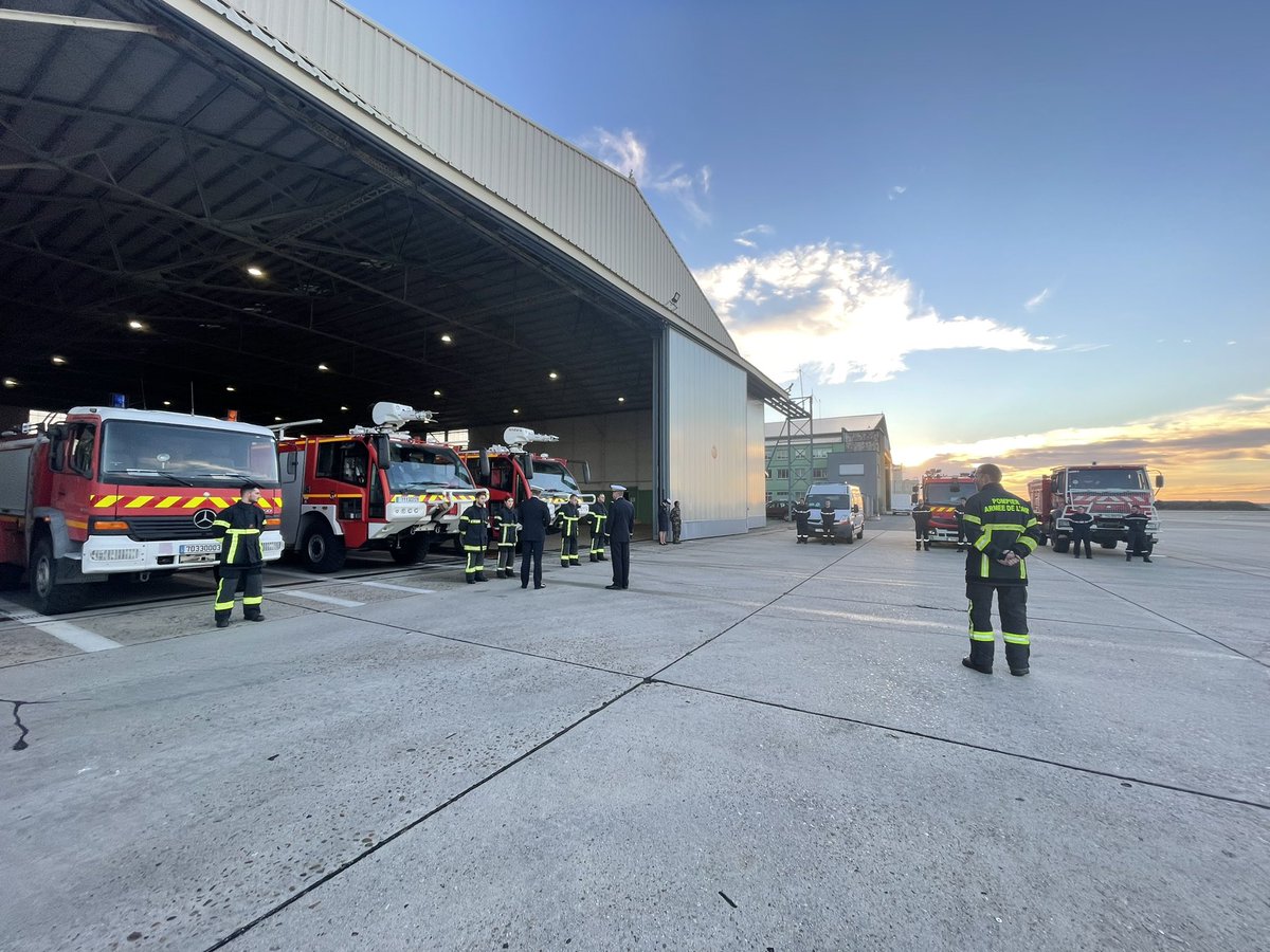 PompierAir's tweet photo. Ce matin, le colonel Hugues de Crevoisier d’Hurbache, commandant la brigade des @pompierair , a visité l’#ESIS de Cazaux et a rencontré son personnel. Pour rappel, cette unité @Armee_de_lair a été la première à s’engager sur les feux de forêts de Gironde cet été avec le #CFTSAA. https://t.co/TR4tHRD2e3