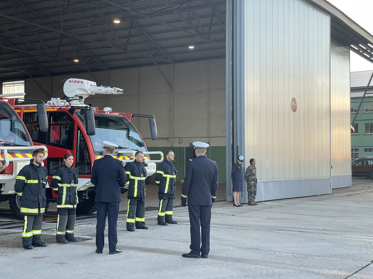 PompierAir's tweet photo. Ce matin, le colonel Hugues de Crevoisier d’Hurbache, commandant la brigade des @pompierair , a visité l’#ESIS de Cazaux et a rencontré son personnel. Pour rappel, cette unité @Armee_de_lair a été la première à s’engager sur les feux de forêts de Gironde cet été avec le #CFTSAA. https://t.co/TR4tHRD2e3