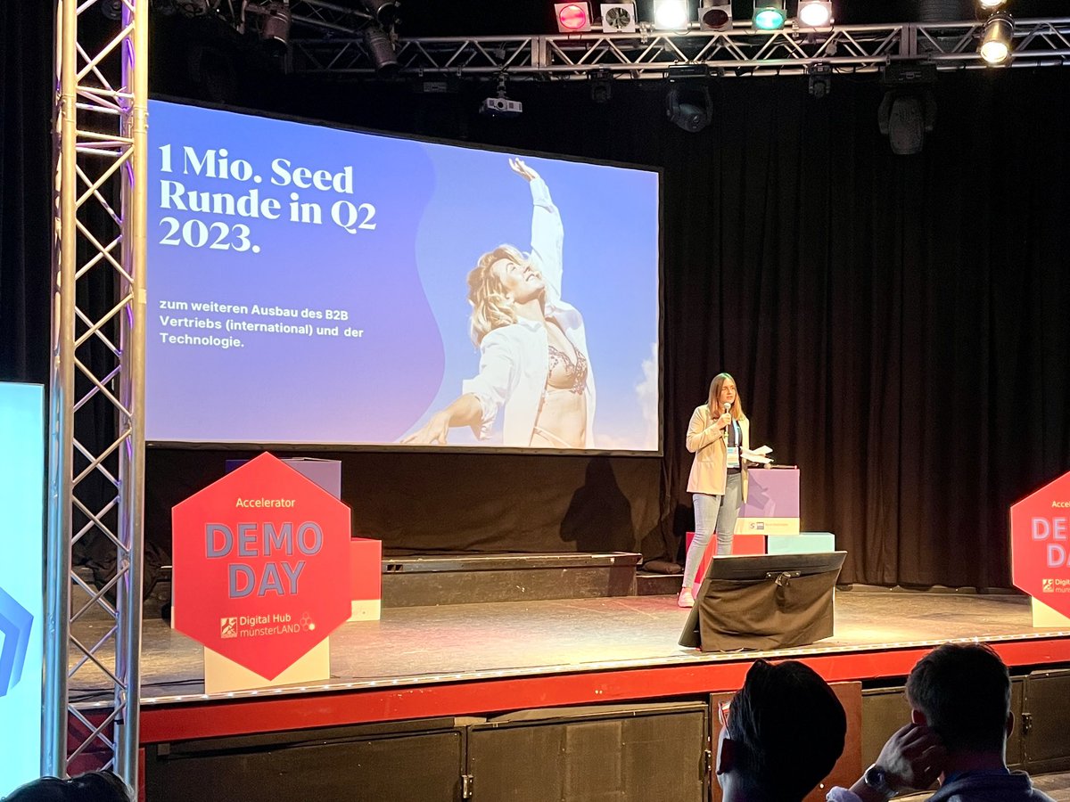 DigitalHubMs's tweet photo. Das selbsternannte #boobtech @brajuu2 macht den Online-BH Kauf durch #KI für Kund:innen einfach und für Händler:innen profitabel. Sie planen eine Seed-Runde in Q2 2023 - der Aufruf an die Investor:innen beim #AcceleratorDemoday. @IHK_NW @NRWBANK https://t.co/01b2Js9Omy
