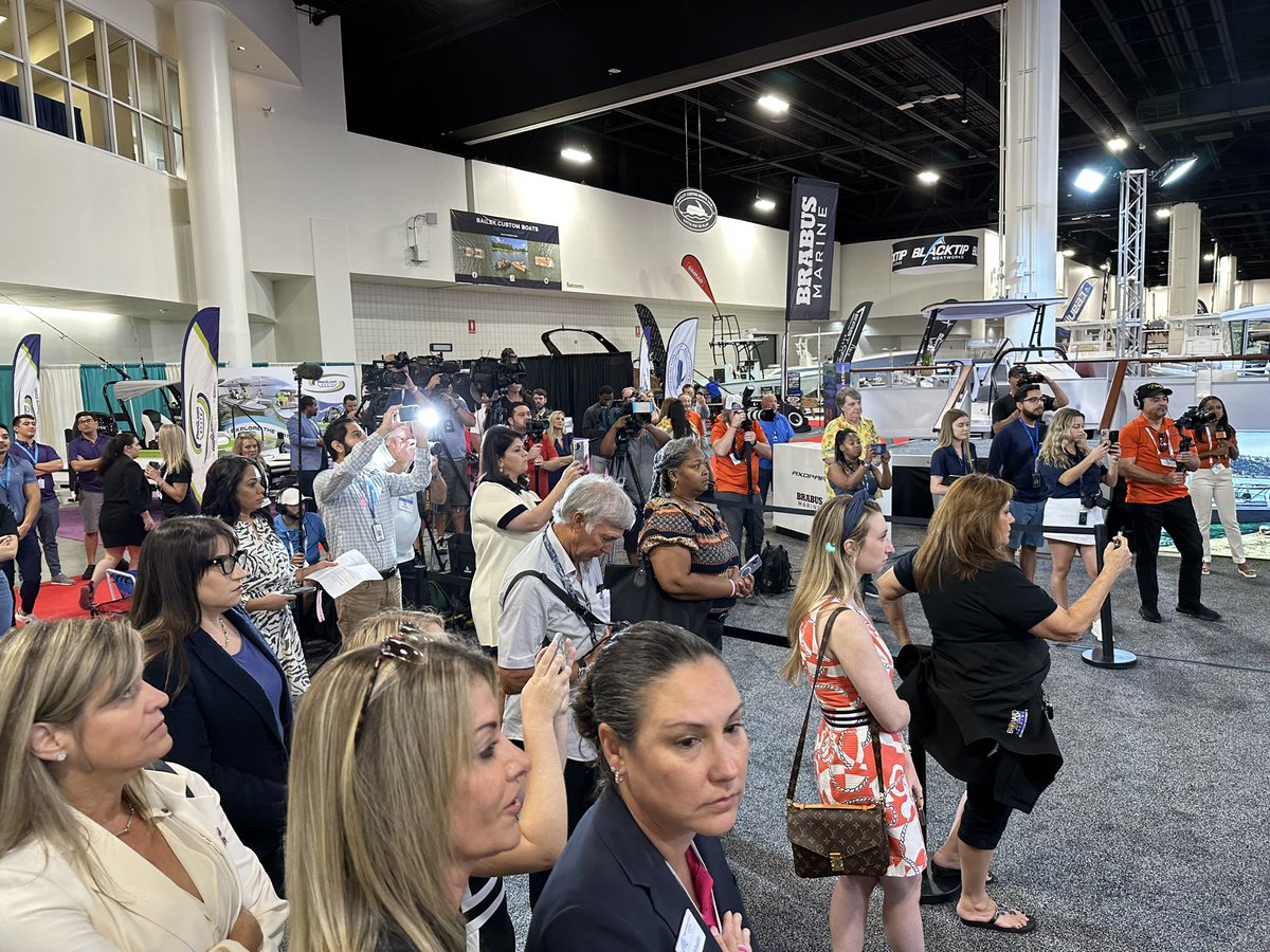 MOBILEMIKE_'s tweet photo. #MobileMike #AtTheShow #TheRibbonCutting once again it’s a pleasure this year to team up with @BrowardCounty & @FTLCityNews for the #2022FLIBS @flibsofficial #PromotingTheFuture #FLIBS #LookForUs #EnjoyTheShow special thanks to @DeanTrantalis & @Michaeludine https://t.co/uef7TfvhTu