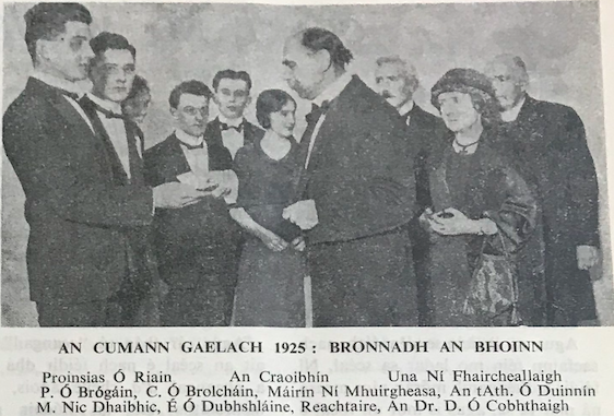 ScealNamBan's tweet photo. Cuntas Mháirín Ní Mhuirgheasa ar theagascóireacht Dhubhghlas de hÍde.

✒️'Mé i mo dhalta ag an gCraoibhín'
✍🏻Máirín Ní Mhuirgheasa
📰Feasta
📅Nollaig 1960

#ScéalnamBan #Gaeilge #PhD https://t.co/OQTmaui5rf