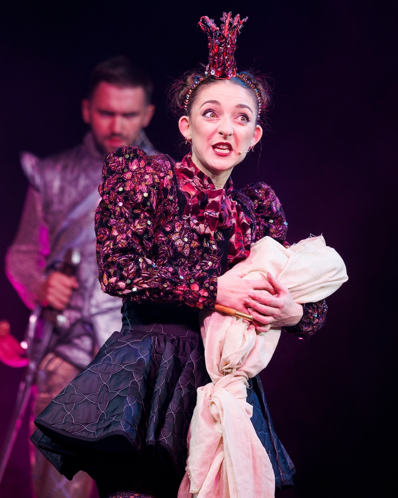 PerformUK's tweet photo. Morgan Le Fay is giving us serious Halloween inspo - what a glamorous wicked witch! 🧙♀️
We can’t believe Magical Merlin ends on Sun 30th, grab the last few remaining tickets before we close!
https://t.co/JRAHrxWtvT
#magicalmerlin #theatre
Photo credit: Ellie Kurttz https://t.co/8GIaEjnAg0