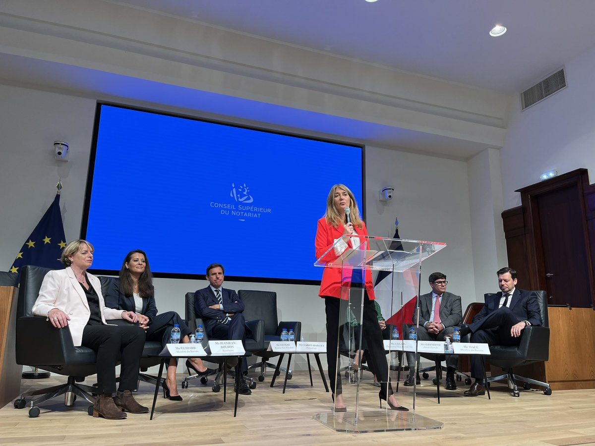 Aujourd’hui les <a href="/Notaires_CSN/">Notaires de France</a> présentent leur nouvelle présidente Sophie Sabot-Barcet juste élue, avec son bureau : <a href="/BertrandSAVOURE/">Bertrand SAVOURÉ</a> 1er vice prést et trésorier <a href="/LaurenceLeguil/">Laurence Leguil</a> 2e vice préste <a href="/sjeanjeanboudon/">Stéphanie JEANJEAN-B</a> secrét Edouard Grimond porte parole Catherine Guichard et Bertrand Macé