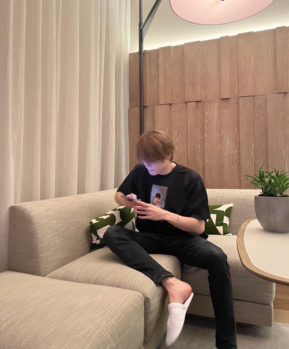 A long couch whispered to me to relax for as long as possible. The comfortable effects drive away the boredom that strikes, I was busy playing with my phone so I wasn't aware of the camera. Wonder what I had in mind.