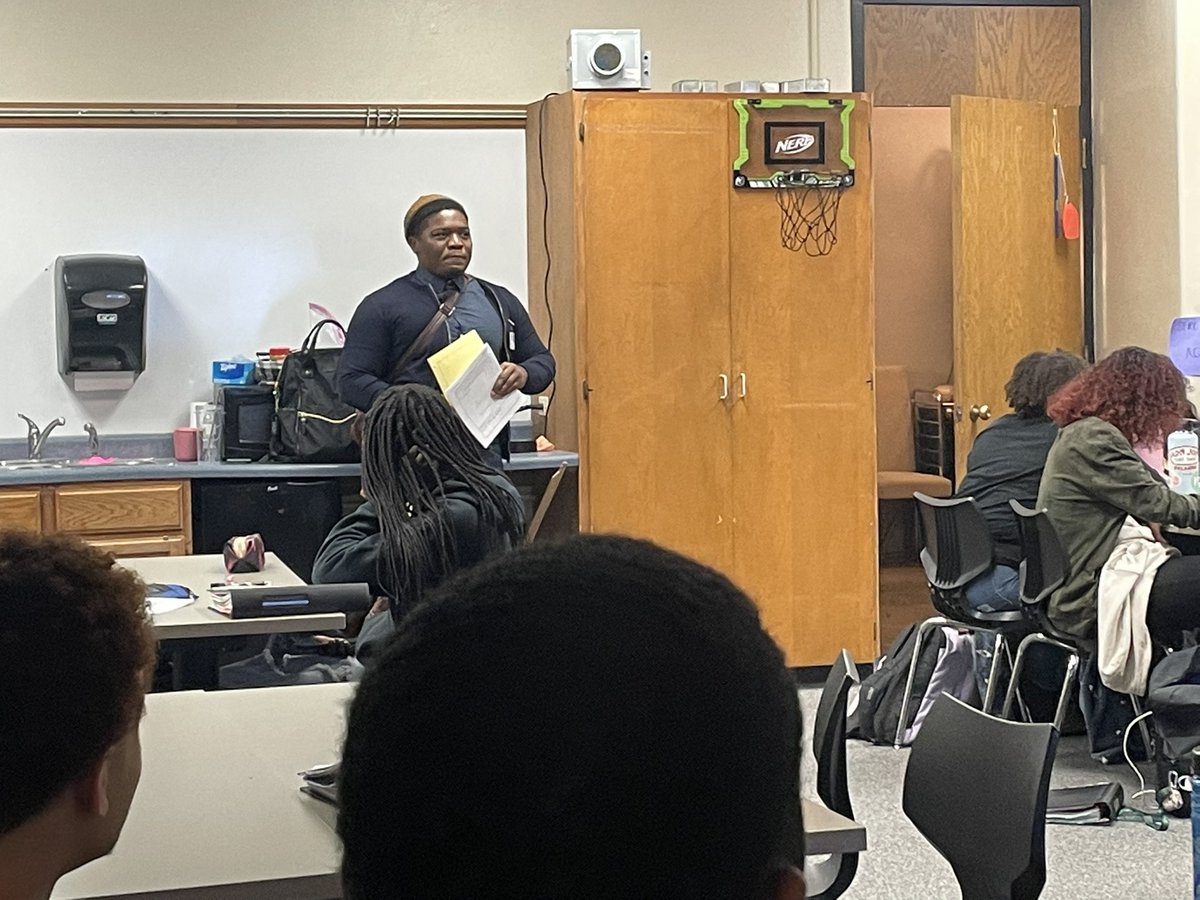 One of our newest AVID Tutors, Daimontre, introducing himself to AVID 10 <a href="/theAVIDkewpie/">Whitney Moore</a> this morning