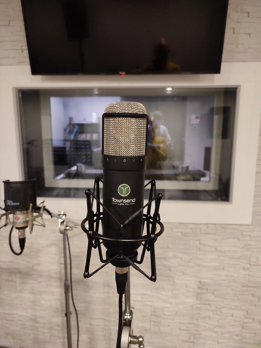 Tenemos nuevo compi en la oficina 😎🤟🏻😍

#estudiodegrabacion #microfonos #uaudio #spherel22 <a href="/UAudio/">Universal Audio</a> <a href="/townsendlabs/">Townsend Labs</a>