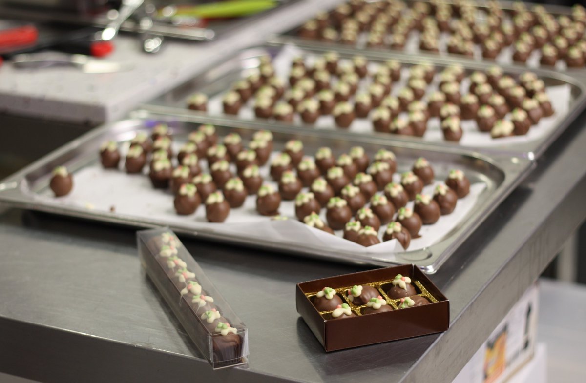 It's that time of year again and Christmas puds are on the menu.... The filling is a milk chocolate ganache laced with brandy, with candied orange peel, raisins, almonds and hazelnuts with hints of cinnamon, nutmeg and cardamom. Decorated with a sprig of "holly".