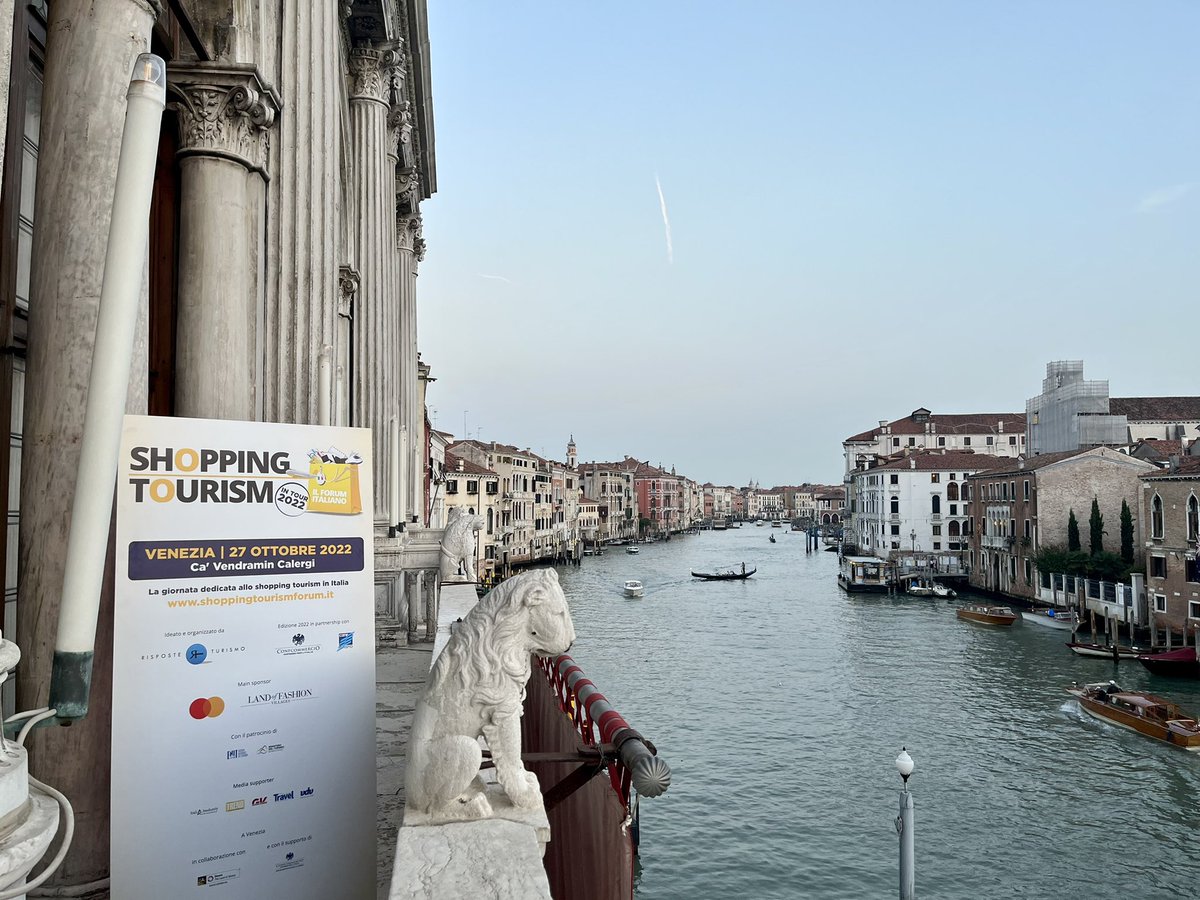 Ultimi allestimenti: vi aspettiamo domattina a Ca’Vendramin Calergi. Ore 9:00 apertura #ShoppingTourism - il forum italiano.