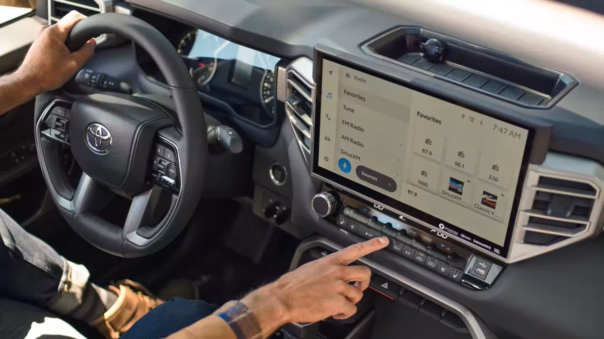 GLAFSOLUTIONS's tweet photo. The types of people and skill sets that you want for vehicle infotainment is the same as what you want for consumer electronics," continues Gary Cygan, GM's director of software-defined vehicle product management. More at https://t.co/uFZ6GcMSNx
#GLAF #GoAutoChic @GoAutoChic RT https://t.co/tg9rbebSOg