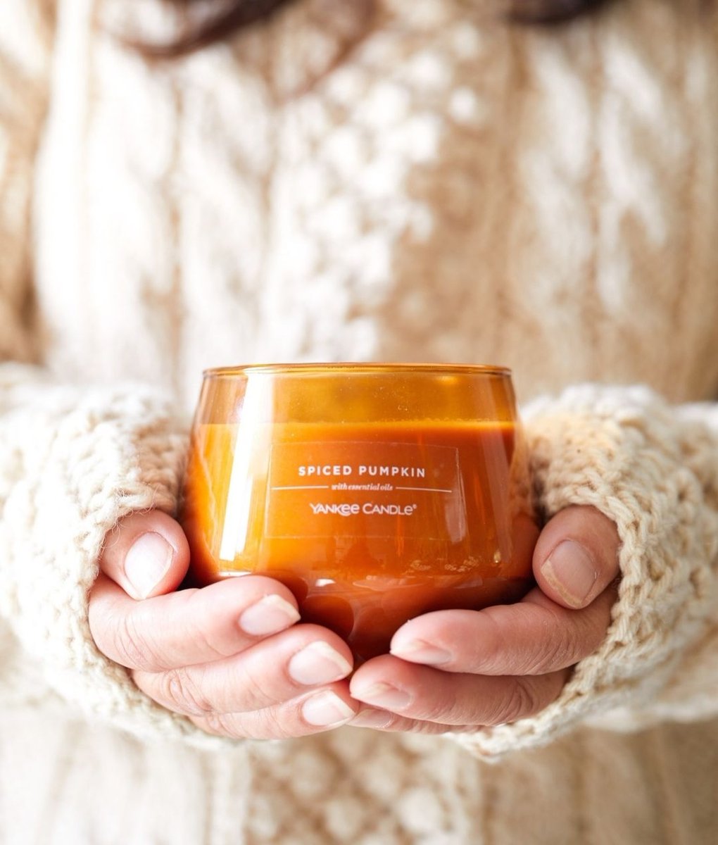 Oh my GOURD-ness, it’s #NationalPumpkinDay! 🎃 Whether it’s enjoying a pumpkin treat from <a href="/DairyQueen/">Dairy Queen</a> or lighting a fall-scented candle from <a href="/TheYankeeCandle/">Yankee Candle</a>, we want to know – what’s your favorite way to pumpkin spice up your life? 🧡
📸: honeygrlvintage